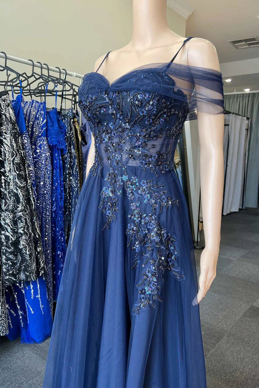 Vestido de fiesta de tul con apliques y hombros descubiertos en forma de A